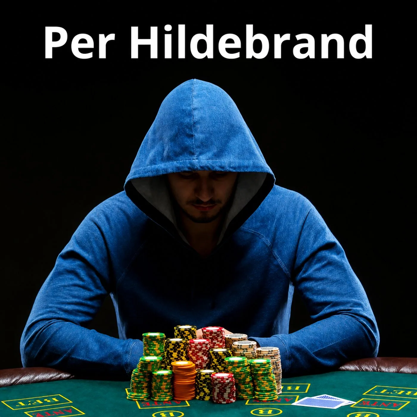 Pokerspelare i blå huvtröja sitter vid ett bord med stora staplar av marker