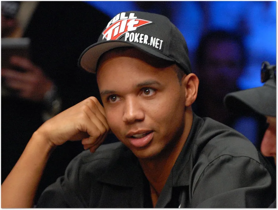 Phil Ivey bär en svart keps vid ett pokerbord i en turneringsmiljö