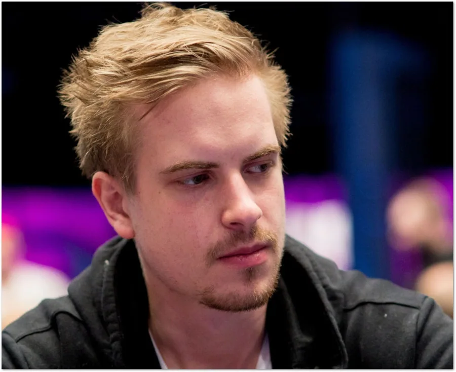 Närbild på pokerspelaren Viktor Blom med allvarlig blick