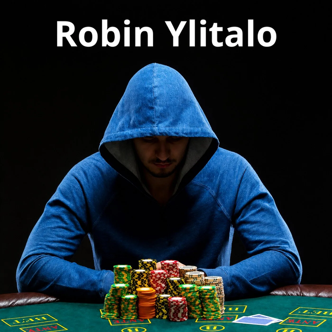 Pokerspelare i blå huvtröja som sitter vid ett bord med stora staplar pokermarker