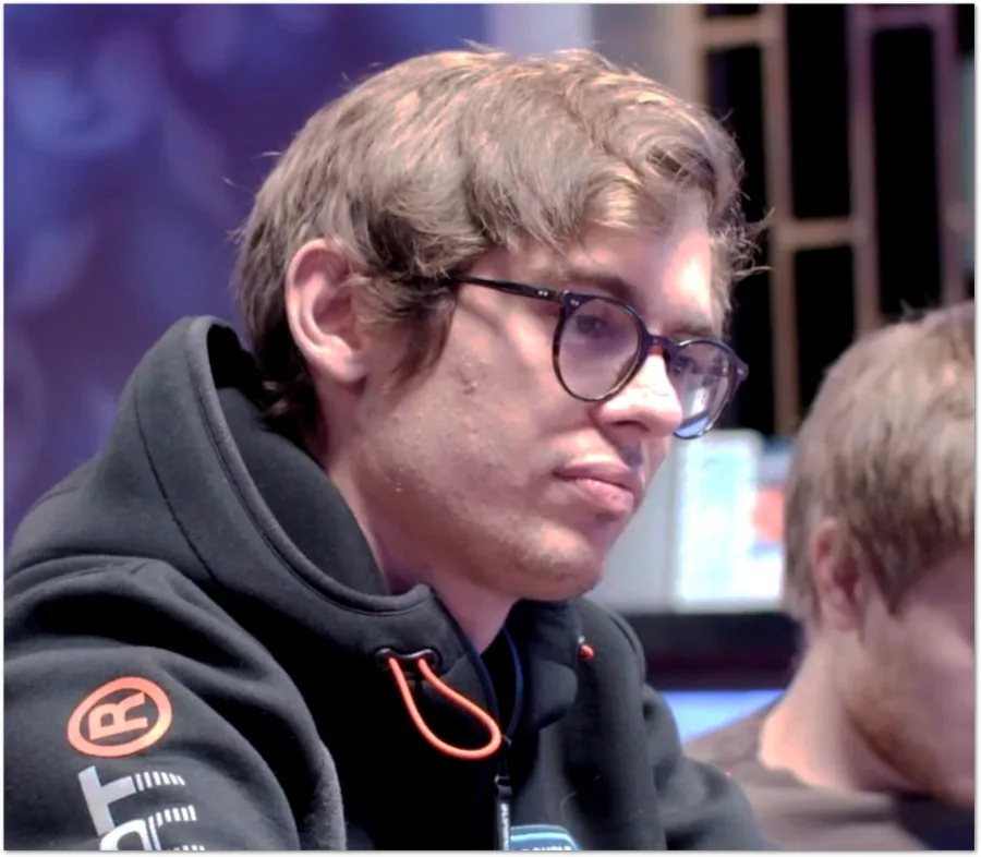 Den professionella pokerspelaren Fedor Holz iklädd svart huvtröja och glasögon