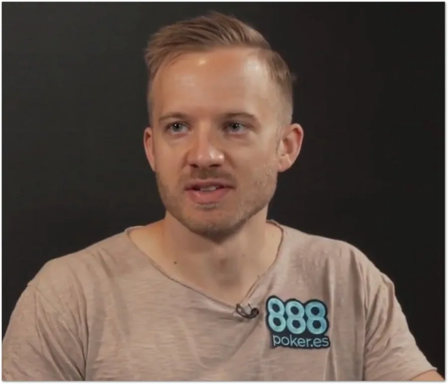 Pokerproffset Martin Jacobson i en beige t-shirt med logotyp