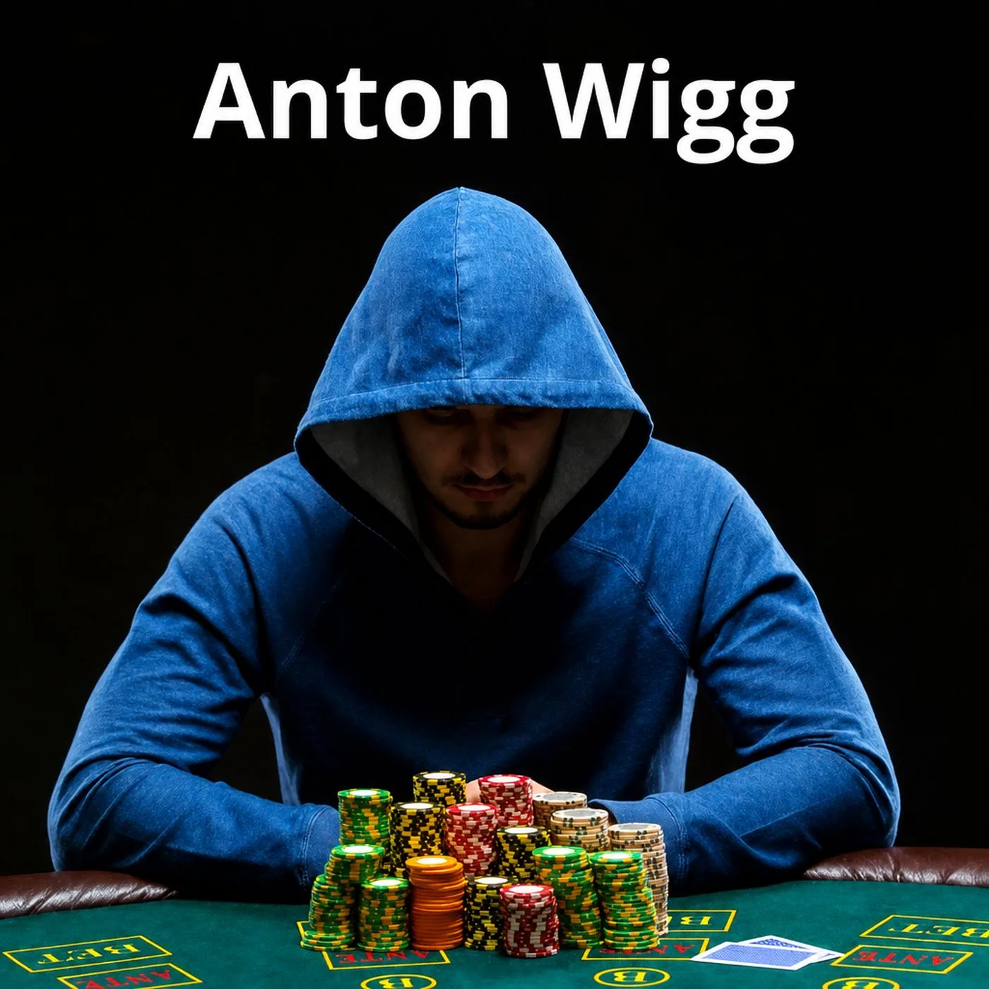 Pokerspelare i blå huvtröja som sitter vid ett pokerbord med marker