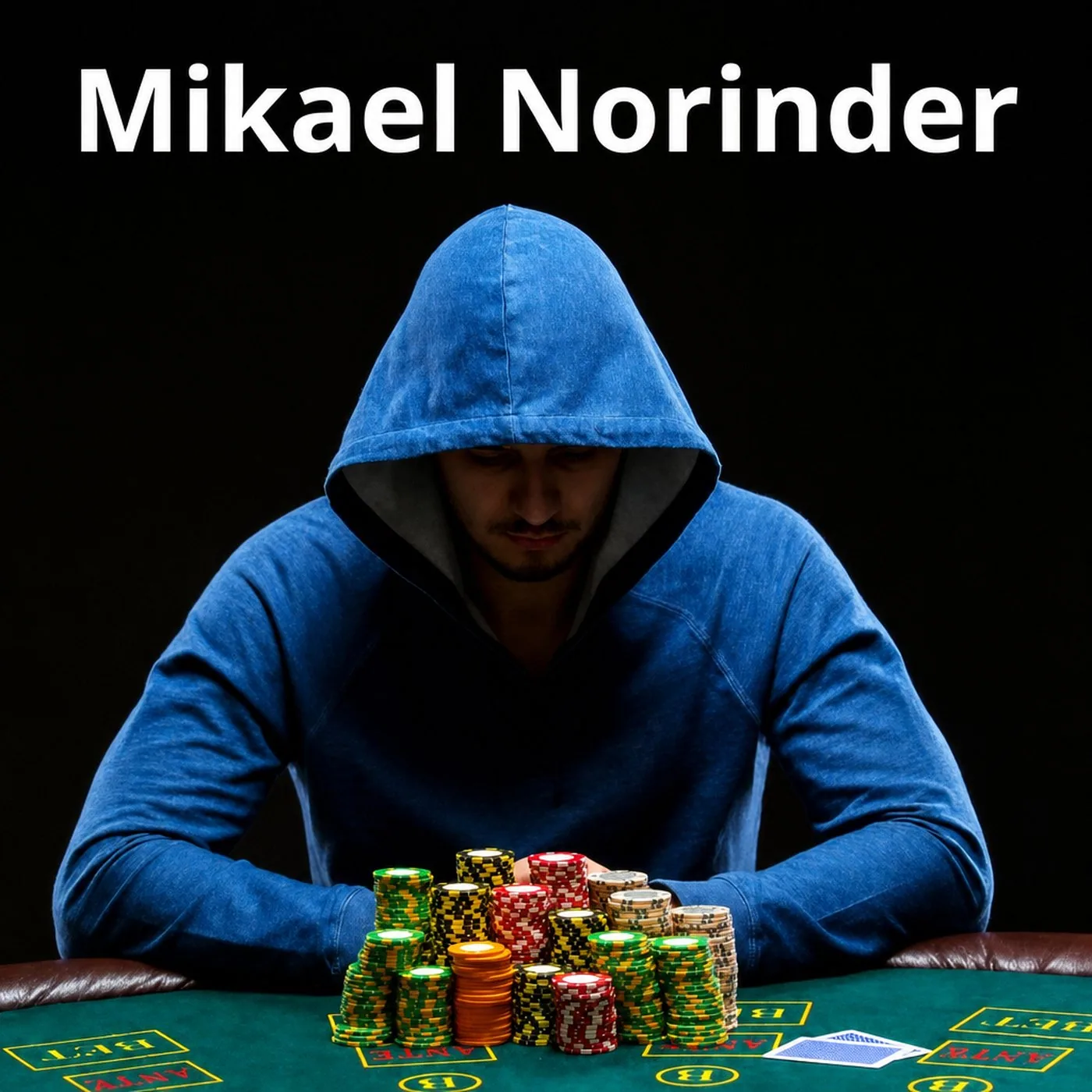 Pokerspelare i blå huvtröja med stora travar av marker framför sig
